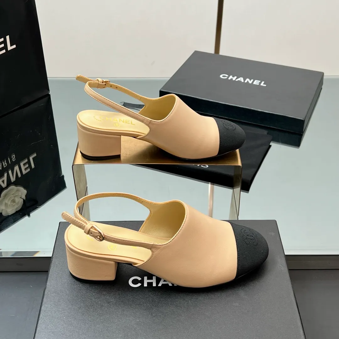 👟👟Ex-factory price 580👟👟 Top quality! Chanel Xiaoxiang 25C early spring new product, thick-heeled cap-toe sandals and back-strap single shoes. Grandma Xiang’s always elegant and ladylike temperament, full of high-end sense, very nice on the feet ~ French style, really beautiful to the top of my heart! An elegant and romantic fairy should be like this! The minimalist color scheme is deeply rooted in people's hearts~ It goes well with either skirts or casual wear! Whether worn barefoot or paired with skirts or trousers, it is very versatile! Incomparably beautiful! Special fairy ✔ Check out the details of my house and take real photos. Fabric: Sheepskin ➕ Grosgrain. Inner pads: all silk sheepskin. Outsole: cowhide outsole imported from Italy. Heel height: 4.5cm. Size: 35-39 (40/41 customized). Comes with counter 🇮🇹 authentic packaging.